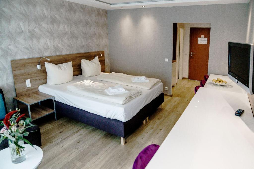 ein Hotelzimmer mit zwei Betten und einem Fernseher in der Unterkunft Haus am See Luxury HS 223 B in Hahnenklee-Bockswiese