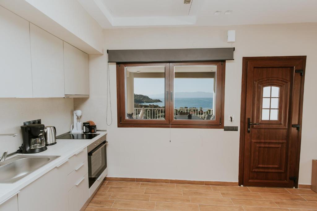 Kuchyň nebo kuchyňský kout v ubytování AIORA villas