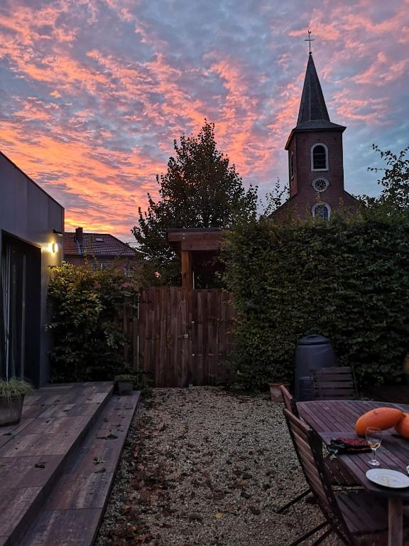 Východ nebo západ slunce při pohledu z prázdninového domu nebo okolí