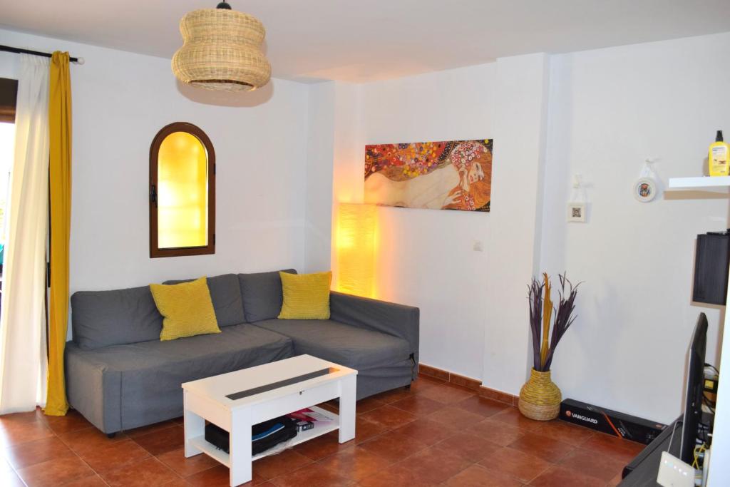 Posezení v ubytování Apartamento con hermoso jardín y AC