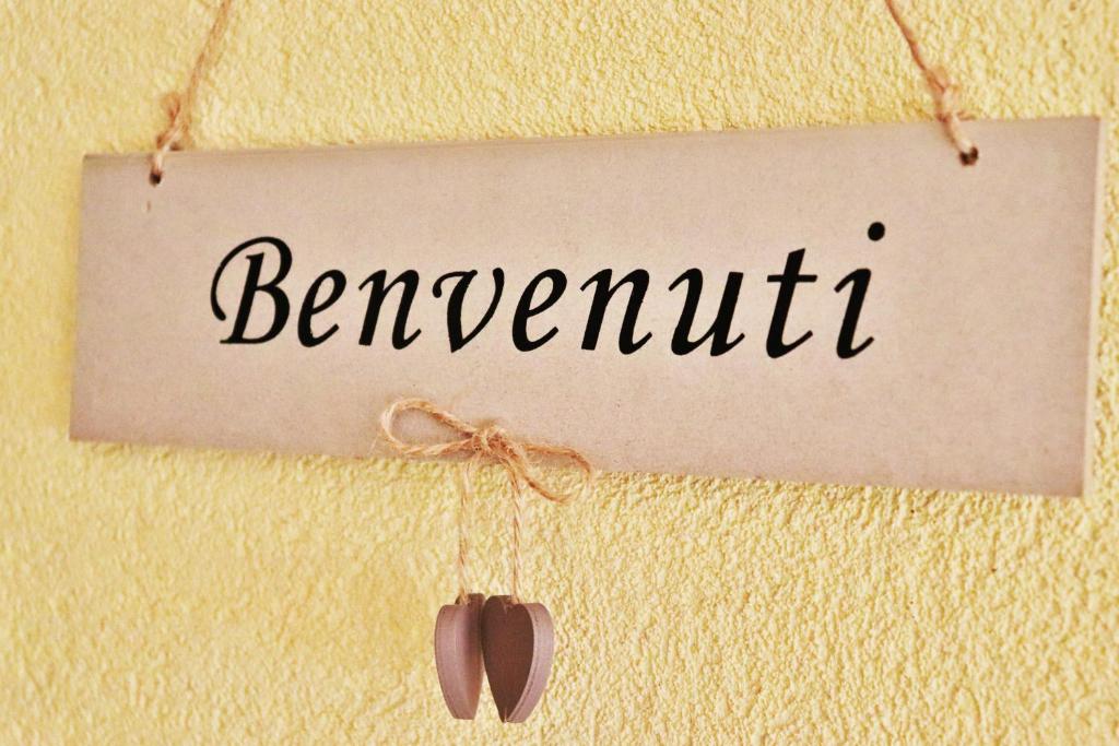 a sign with the word bennington hanging on a wall at La casa in Piazza - YourPlace Abruzzo in Rocca San Giovanni