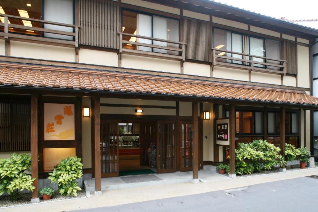 Ōda时间酒店的旁边带阳台的建筑