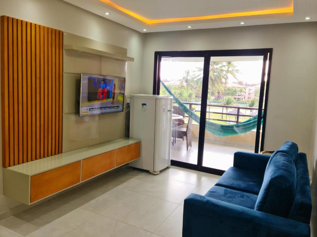 アキラスにあるAp Aquaville resort -CEの青いソファとテレビのあるリビングルーム