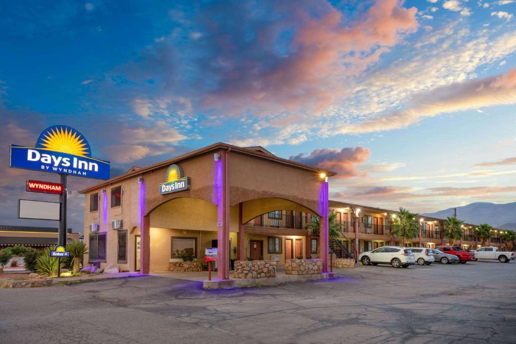 una señal de un día de posada delante de un estacionamiento en Days Inn by Wyndham Alamogordo White Sands, en Alamogordo