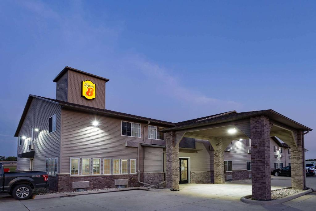 ein Gebäude mit einer Uhr oben drauf in der Unterkunft Super 8 by Wyndham Fort Dodge IA in Fort Dodge