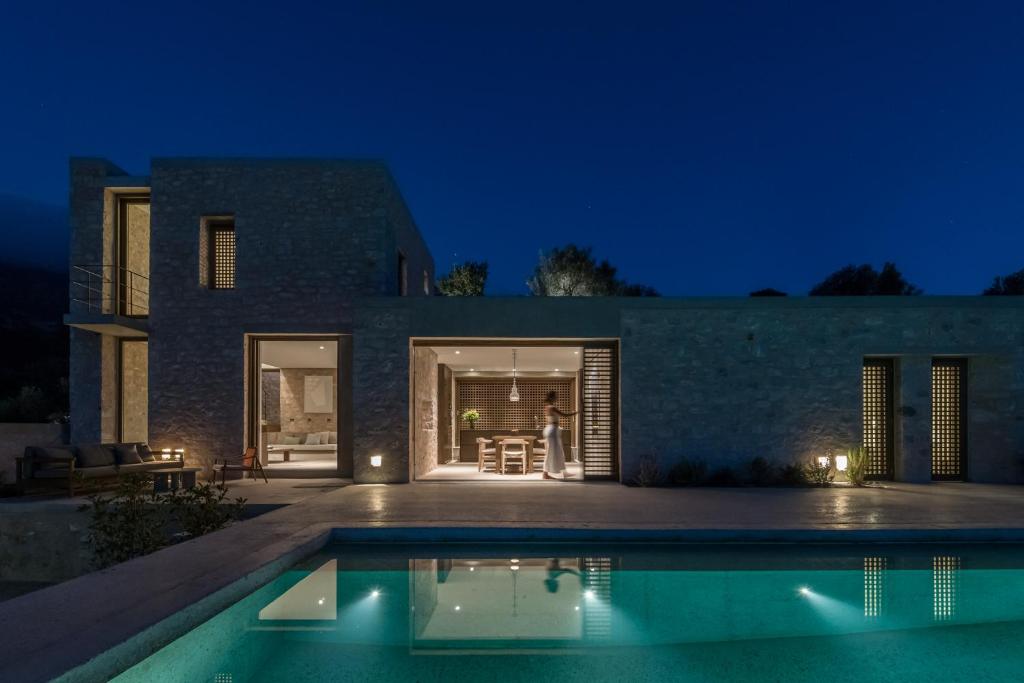Bazén v ubytování Monolithoi Villas nebo v jeho okolí