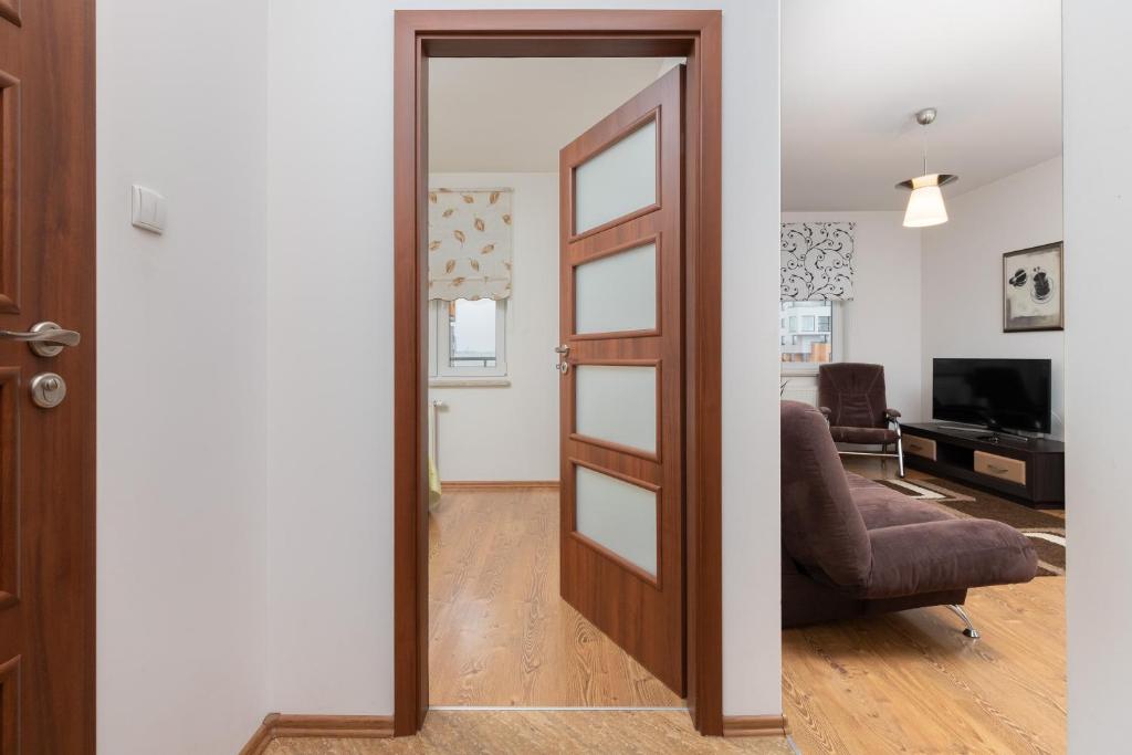 Televízia a/alebo spoločenská miestnosť v ubytovaní Karawela Gdańsk Apartments by Noclegi Renters