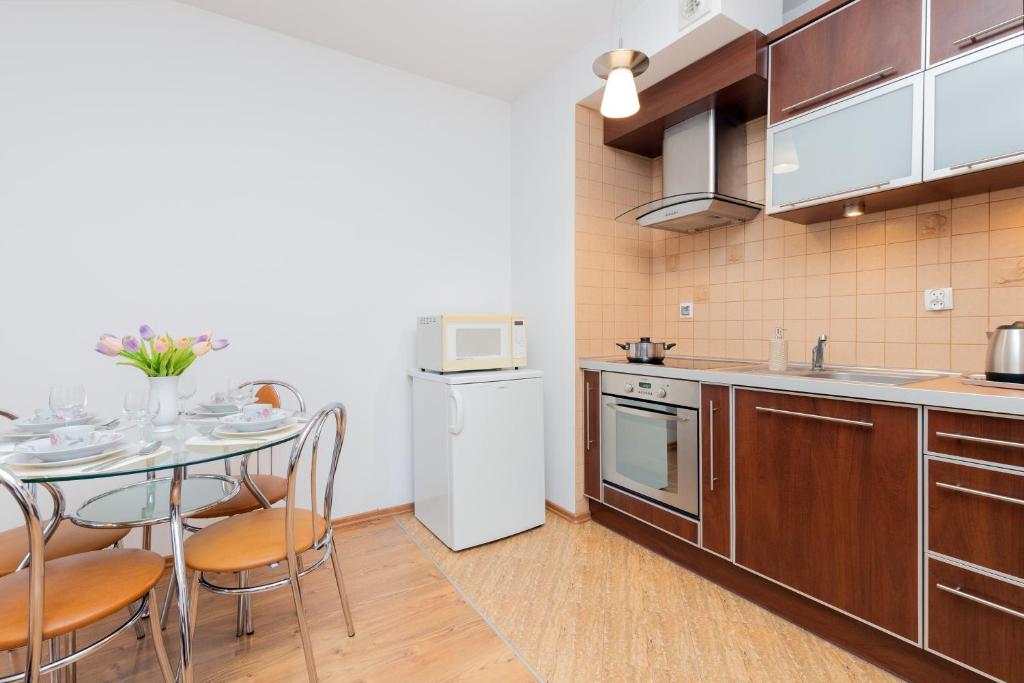 Kuchyňa alebo kuchynka v ubytovaní Karawela Gdańsk Apartments by Noclegi Renters