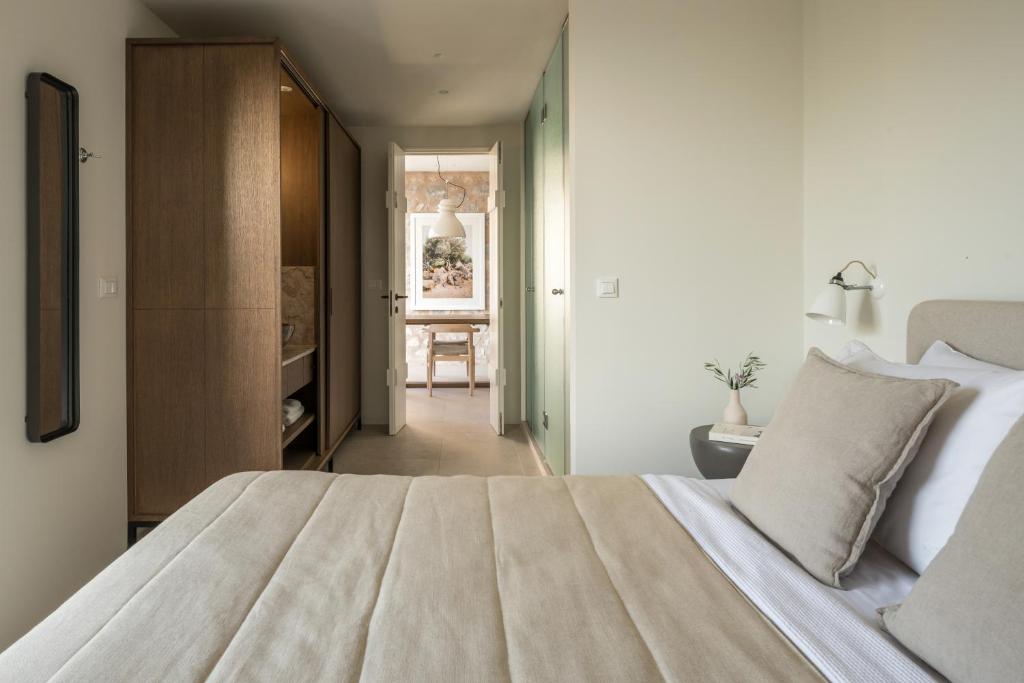 Postel nebo postele na pokoji v ubytování Monolithoi Villas
