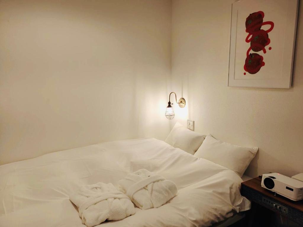 Postel nebo postele na pokoji v ubytování BENJAMIN HOTEL KANAZAWA
