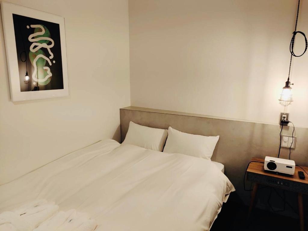 Postel nebo postele na pokoji v ubytování BENJAMIN HOTEL KANAZAWA