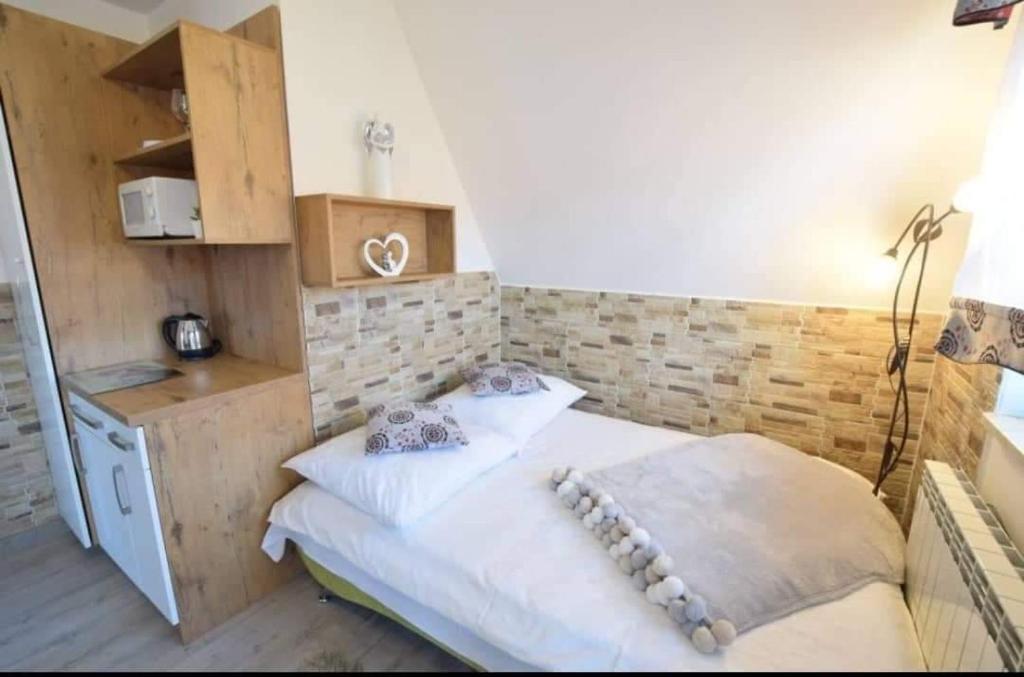 mały pokój z łóżkiem i małą kuchnią w obiekcie Willa u Samków w Zakopanem