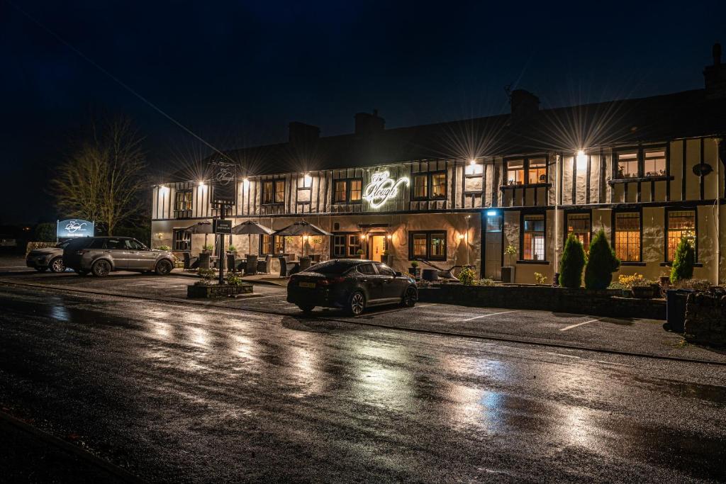 um carro estacionado em frente a um edifício à noite em The Plough em Wigglesworth