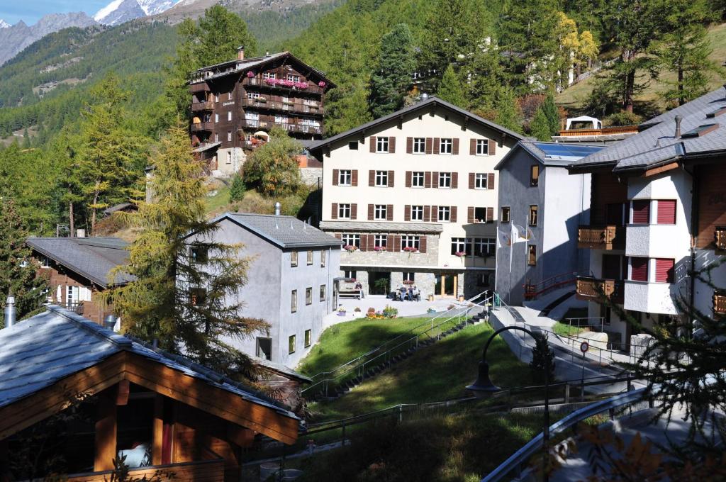 Nespecifikovaný výhled na hory nebo výhled na hory při pohledu z hostelu