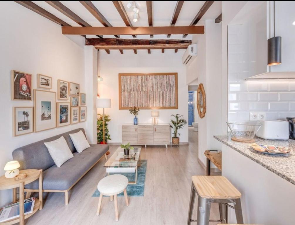 uma sala de estar com um sofá e uma mesa em Spot Apartment em Palma de Maiorca