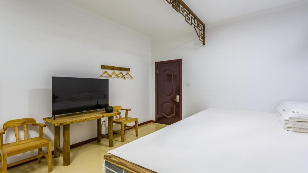 Säng eller sängar i ett rum på Floral Hotel Jixian Heping Heyuan Jizhou Karst Cave Ares Valley