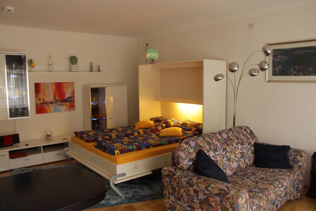 バート・ノイェンアール・アールヴァイラーにあるFerienwohnung Bad Neuenahrのベッドルーム(ベッド1台、ソファ付)