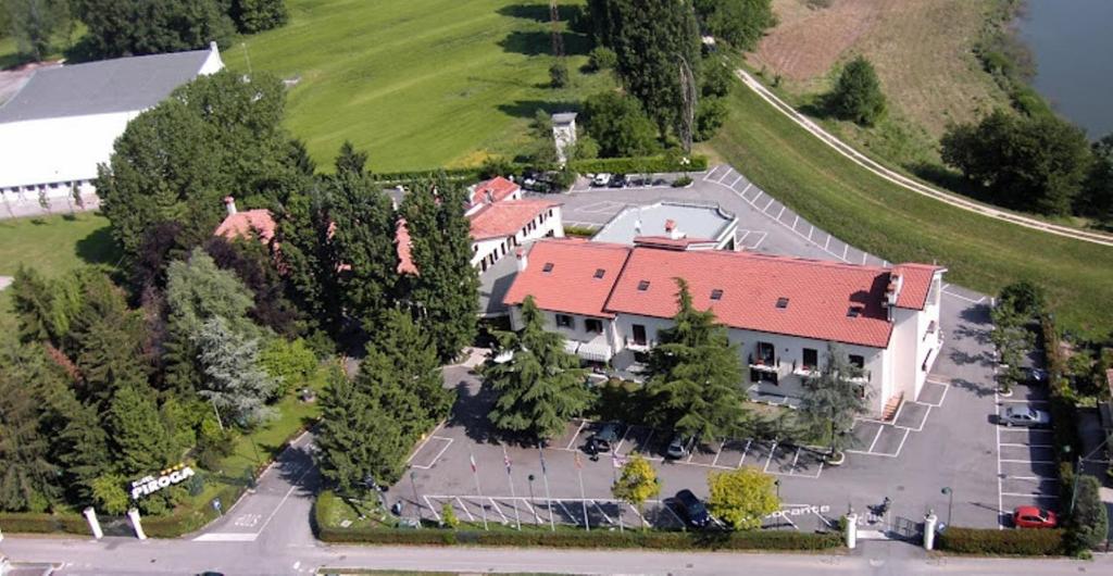 an overhead view of a large house with a parking lot at Hotel Piroga Padova in Selvazzano Dentro