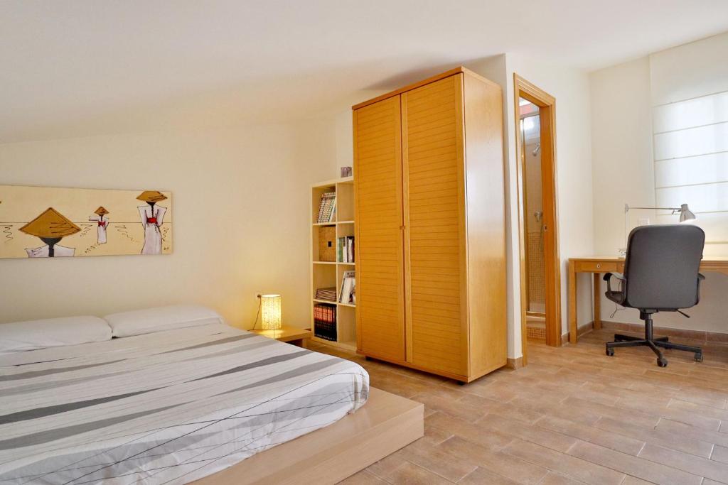 A bed or beds in a room at Dúplex Con vistas a la Catedral y el río, Parking free