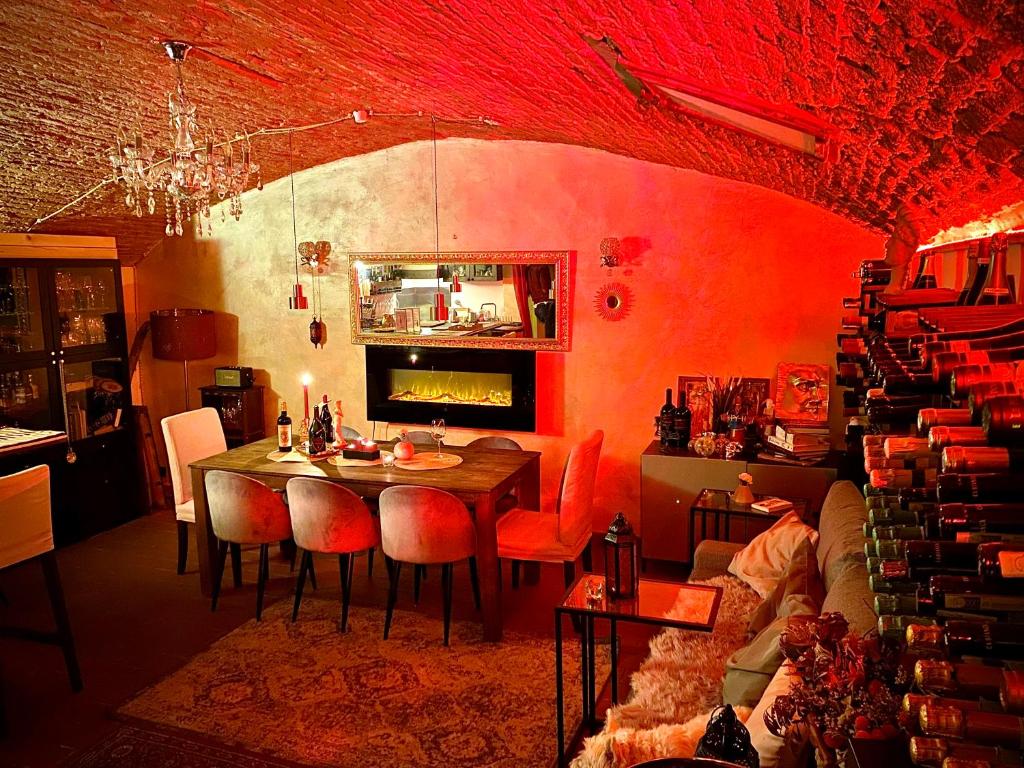 佛羅倫斯的住宿－La Cave Rouge - Secret wine cellar in the center，客厅配有桌椅和沙发