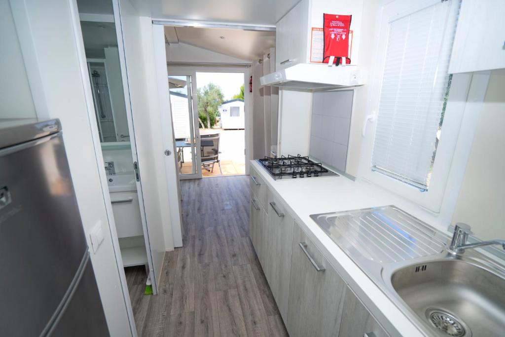 Kuchyň nebo kuchyňský kout v ubytování Mobile Homes Camping Kovačine
