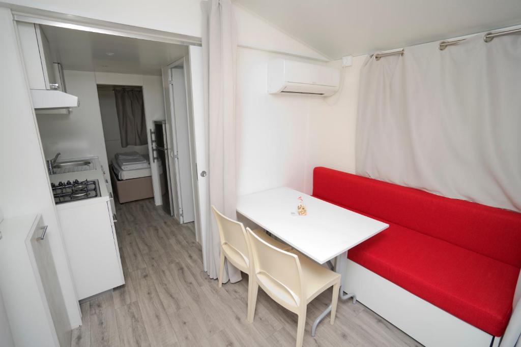 Kuchyň nebo kuchyňský kout v ubytování Mobile Homes Camping Kovačine