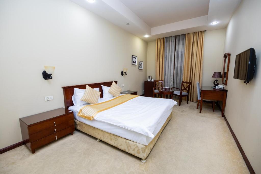 Postel nebo postele na pokoji v ubytování Diamond Hotel Yerevan
