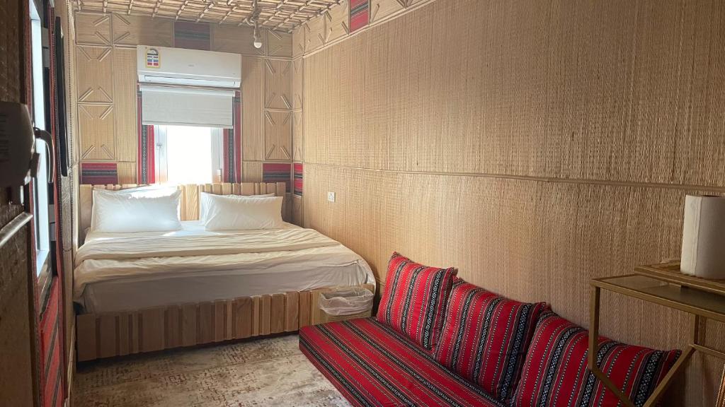 Postel nebo postele na pokoji v ubytování Fort Guesthouse نُزل القلعة