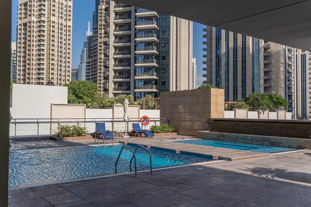 Bazén v ubytování HiGuests - Royal 2BR Apt With Balcony Near Burj Khalifa nebo v jeho okolí