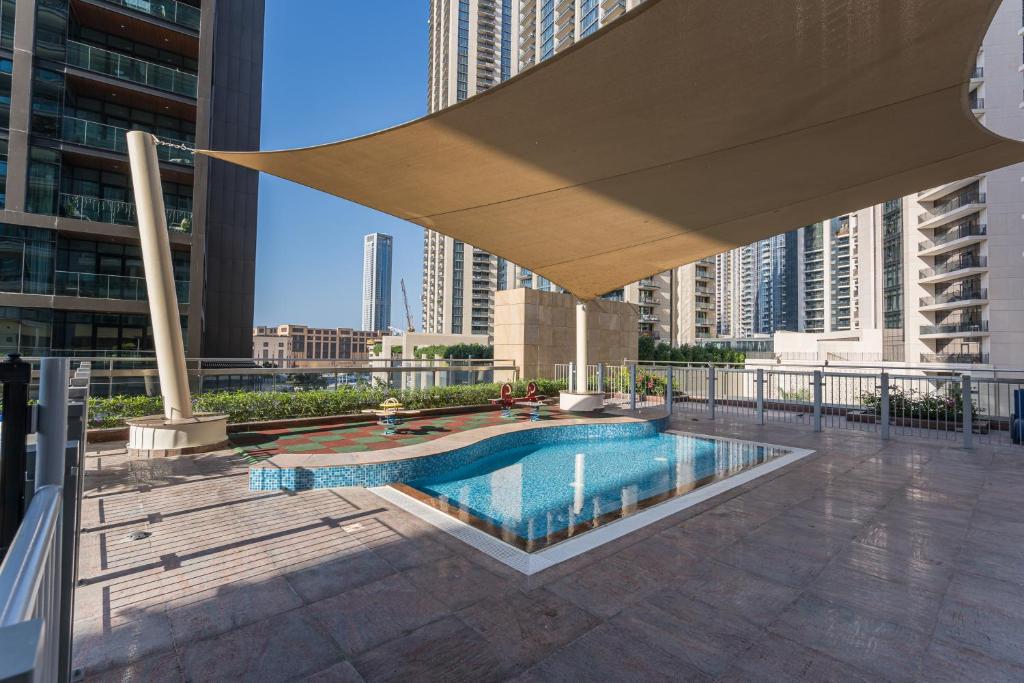 Bazén v ubytování HiGuests - Royal 2BR Apt With Balcony Near Burj Khalifa nebo v jeho okolí