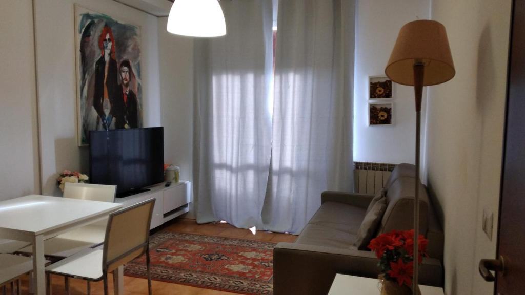 TV a/nebo společenská místnost v ubytování Carducci Apartment - THE V Collection