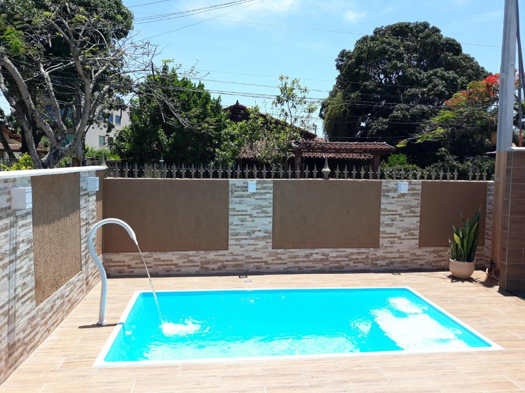 a swimming pool in a yard with a fence at Ótima casa de praia com piscina in Rio das Ostras
