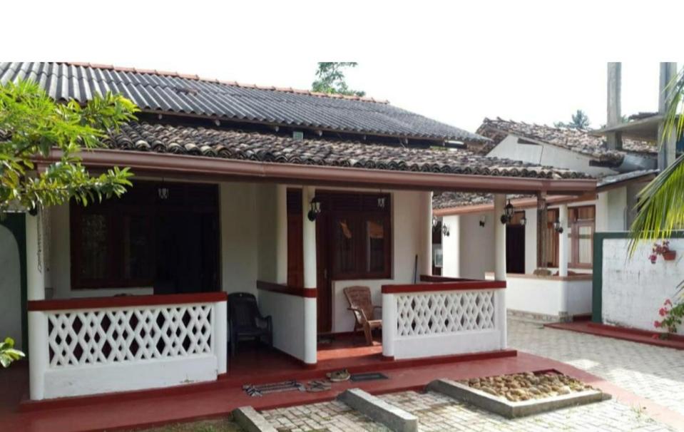 Casa pequeña con porche y balcón en River Side Holiday Inn, en Weligama
