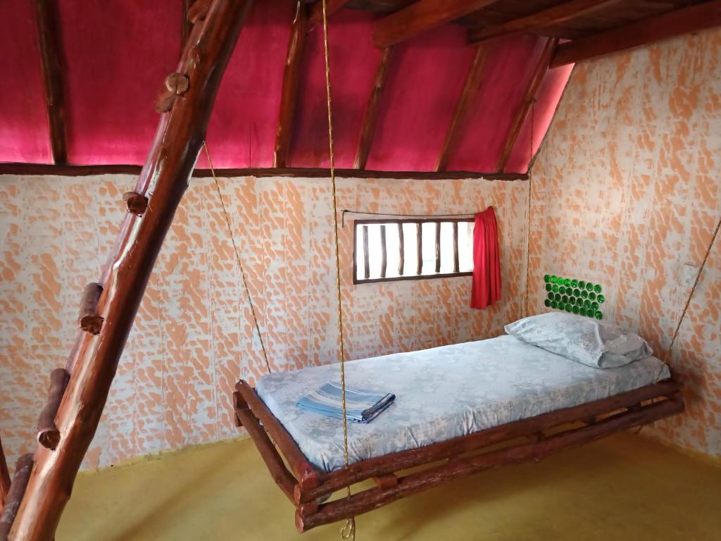a bunk bed in a room with a red ceiling at Refúgio Raiz Camping in Carolina