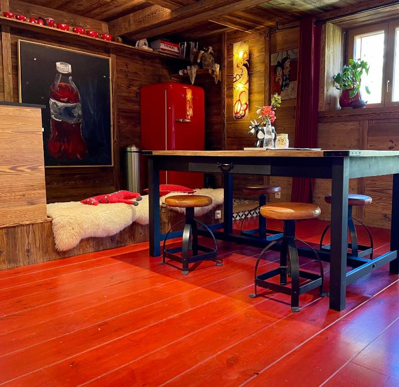 Demi-QuartierにあるChalet à Megève-Vauvray - Grands Appartements , vue Mont Blancのキッチン(テーブル、スツール、冷蔵庫付)
