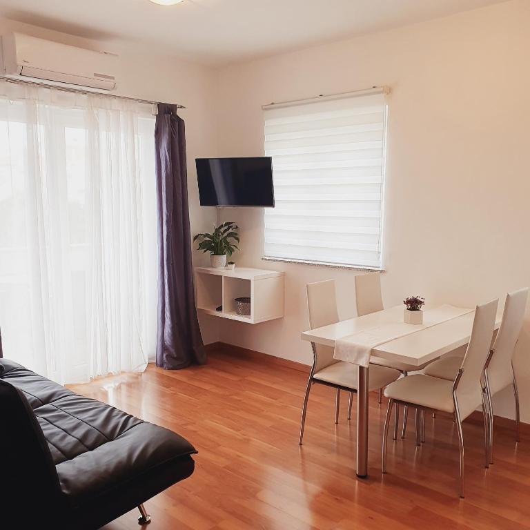 Apartments Marti - 一居室公寓，带露台和海景