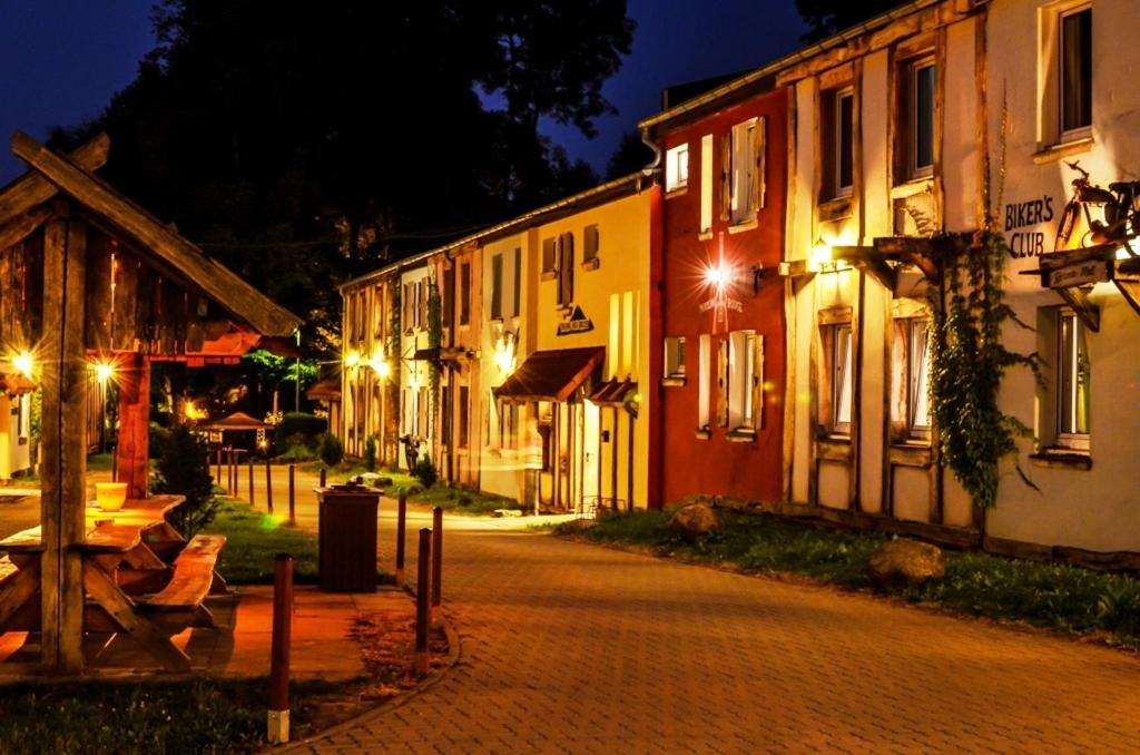 uma rua de paralelepípedos numa cidade à noite em Hotel Harzlodge em Goslar