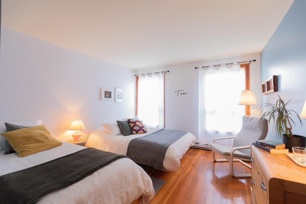 um quarto com 2 camas, uma mesa e cadeiras em Auberge & Campagne em Saint-Férréol-les-Neiges