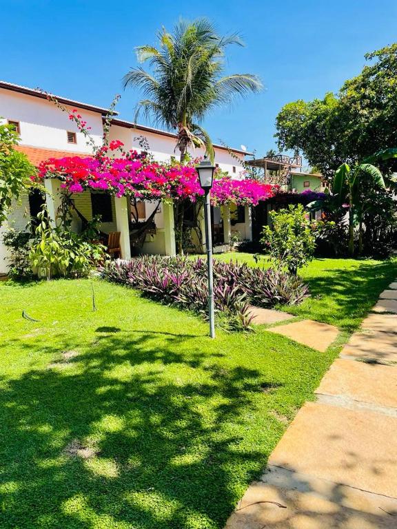 Um jardim em Pousada Villa Caju