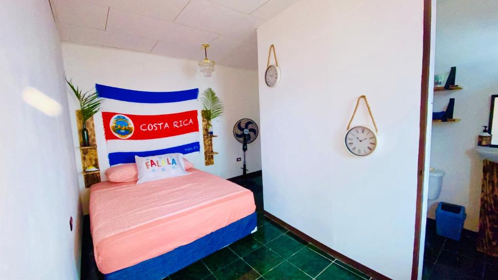 a small bedroom with a bed in a room at Nomada's Digital in Manuel Antonio