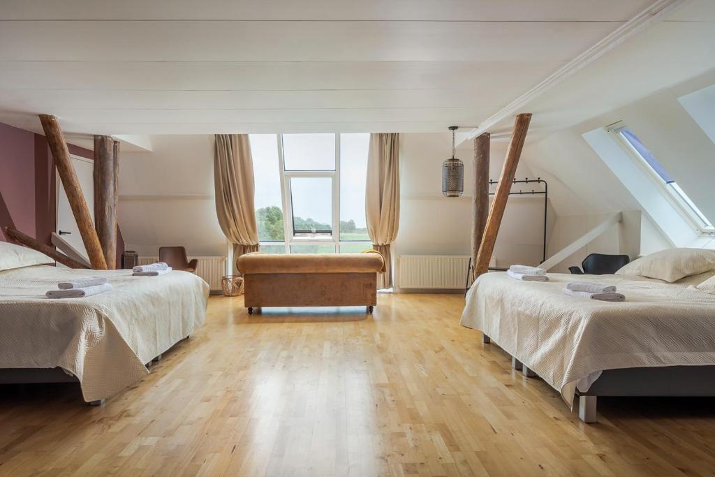 Postel nebo postele na pokoji v ubytování Large fully renovated farmhouse with indoor Swim spa and Sauna