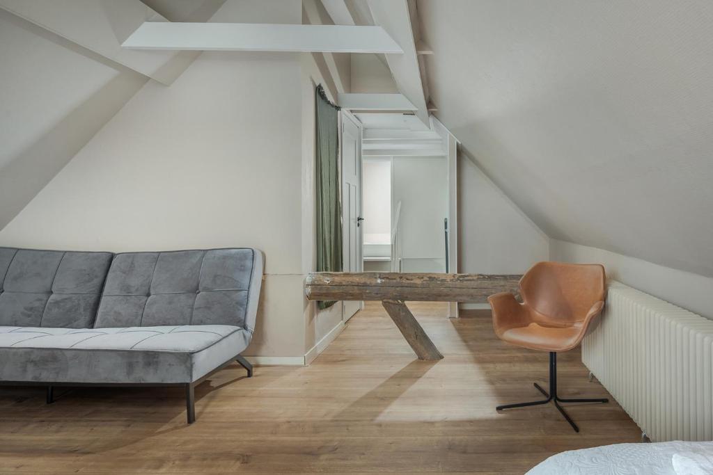 Posezení v ubytování Large fully renovated farmhouse with indoor Swim spa and Sauna
