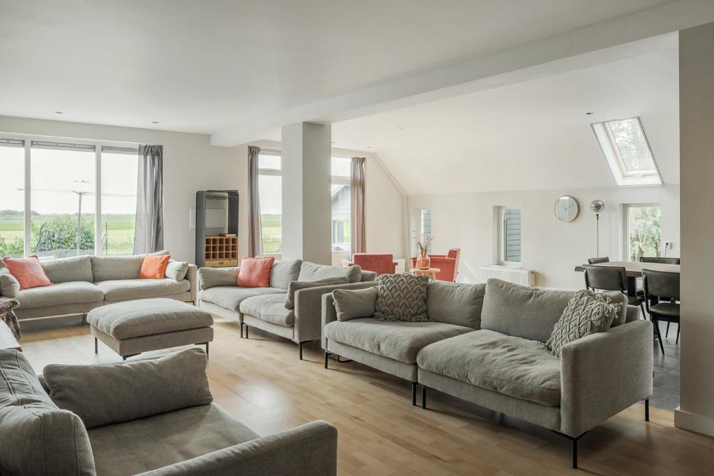 Posezení v ubytování Large fully renovated farmhouse with indoor Swim spa and Sauna