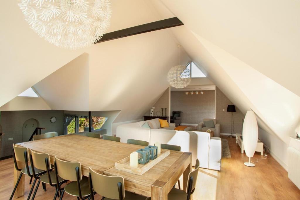 Family villa near the IJsselmeer and forrest with 5 bathrooms