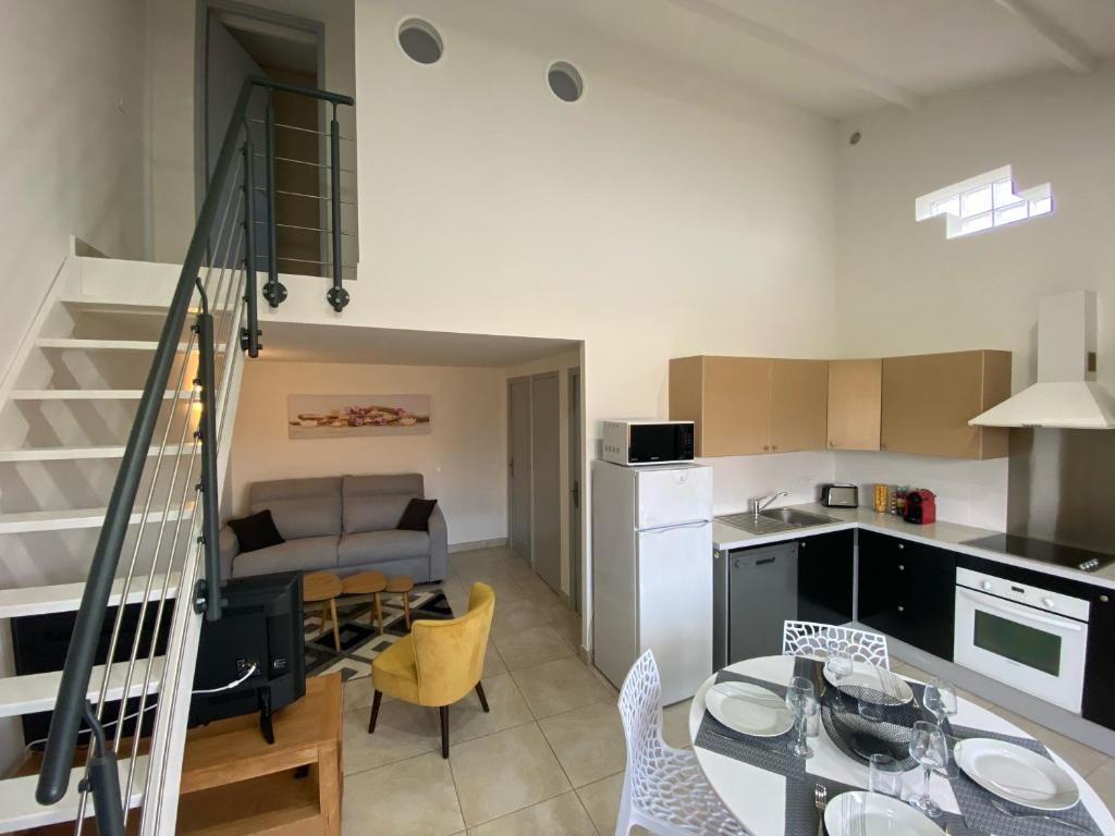Il comprend une cuisine et un salon avec une table et des chaises. dans l'établissement Résidence Mare Bellu Agosta plage, à Porticcio