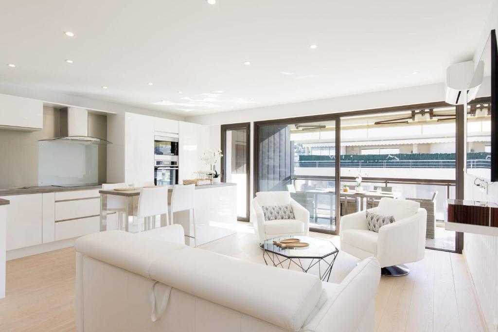- un salon blanc avec un canapé et des fauteuils blancs dans l'établissement Carlton area XXL luxe 1 bed with large terrace, à Cannes