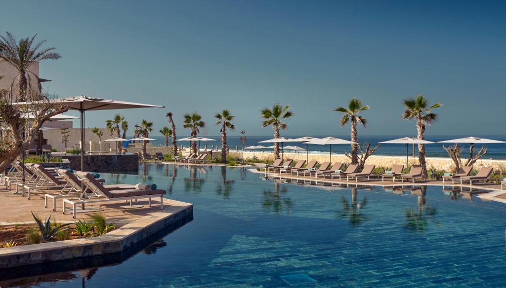 المسبح في Fairmont Taghazout Bay أو بالجوار