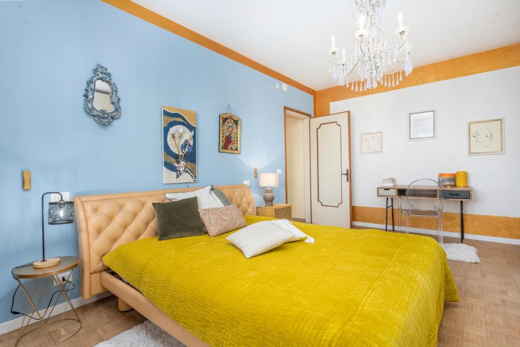 - une chambre avec un lit et une couverture jaune dans l'établissement Lucilla Home - APT con WiFi nel cuore di Udine, à Udine