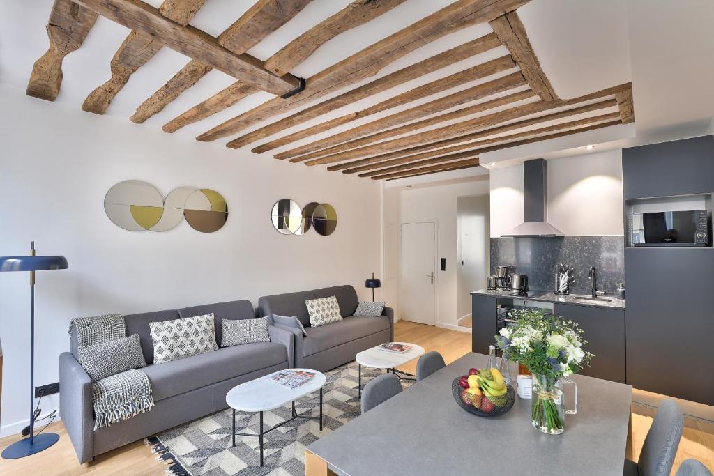 un salon avec un canapé et une table dans l'établissement 96 - Urban Musée du Louvre, à Paris