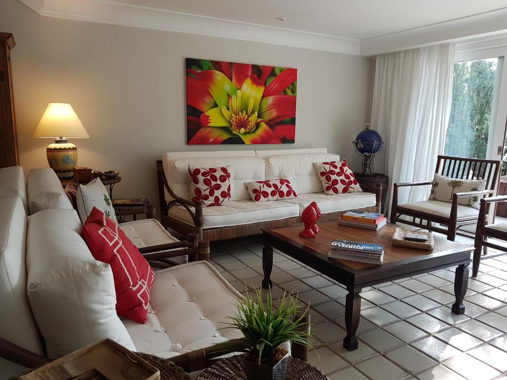 a living room with a white couch and a coffee table at Casa no Condomínio Porto Frade - pertinho da praia in Angra dos Reis